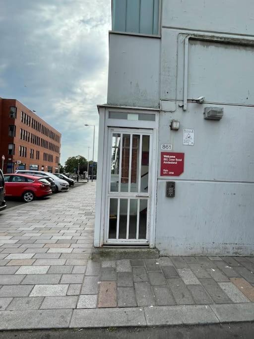 West End Hidden Gem - Modern 2-Bedroom Apartment With Residents Patio Glasgow Zewnętrze zdjęcie