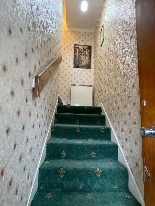 West End Hidden Gem - Modern 2-Bedroom Apartment With Residents Patio Glasgow Zewnętrze zdjęcie