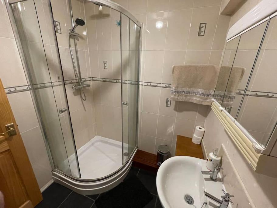 West End Hidden Gem - Modern 2-Bedroom Apartment With Residents Patio Glasgow Zewnętrze zdjęcie