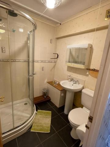 West End Hidden Gem - Modern 2-Bedroom Apartment With Residents Patio Glasgow Zewnętrze zdjęcie